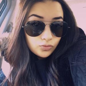 Meet your Posher, Olivia